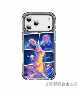 客製化動漫風格拼貼手機殼範例，包含多張照片排版、專屬名字、日期與電子發票載具條碼整合設計。