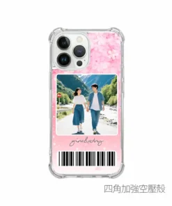 iPhone 手機殼照片客製化示意圖，透明防摔 iPhone 手機殼可放入情侶照片並加入名字或文字設計，紀念款手機殼推薦