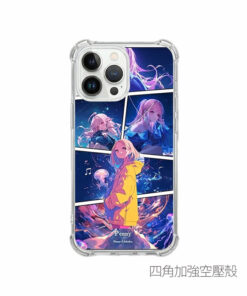 客製化動漫風格拼貼手機殼範例，包含多張照片排版、專屬名字、日期與電子發票載具條碼整合設計。