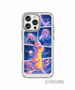 客製化動漫風格拼貼手機殼範例，包含多張照片排版、專屬名字、日期與電子發票載具條碼整合設計。