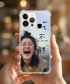 客製化 iPhone 手機殼搞笑設計示意圖，吃不胖文字排版搭配大笑表情照片，可自由更換照片的透明防摔 iPhone 手機殼