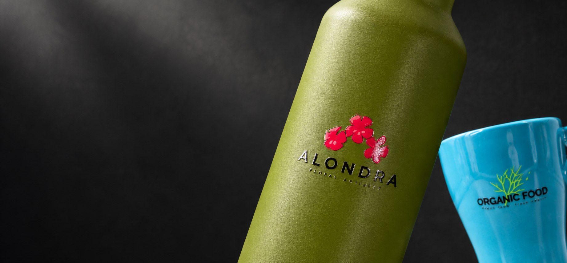 水晶標品牌主視覺：ALONDRA 綠瓶與 ORGANIC FOOD 藍色陶瓷杯